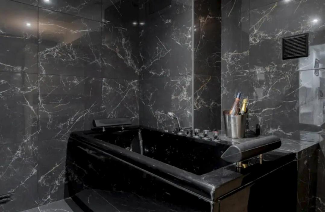Appartement Magnifique Avec Sauna Et Jacuzzi Parijs